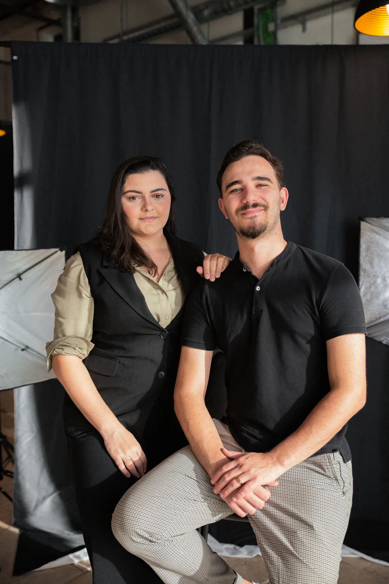 Yola Goulart e André Pereira, fundadores da The Pear, no estúdio da agência