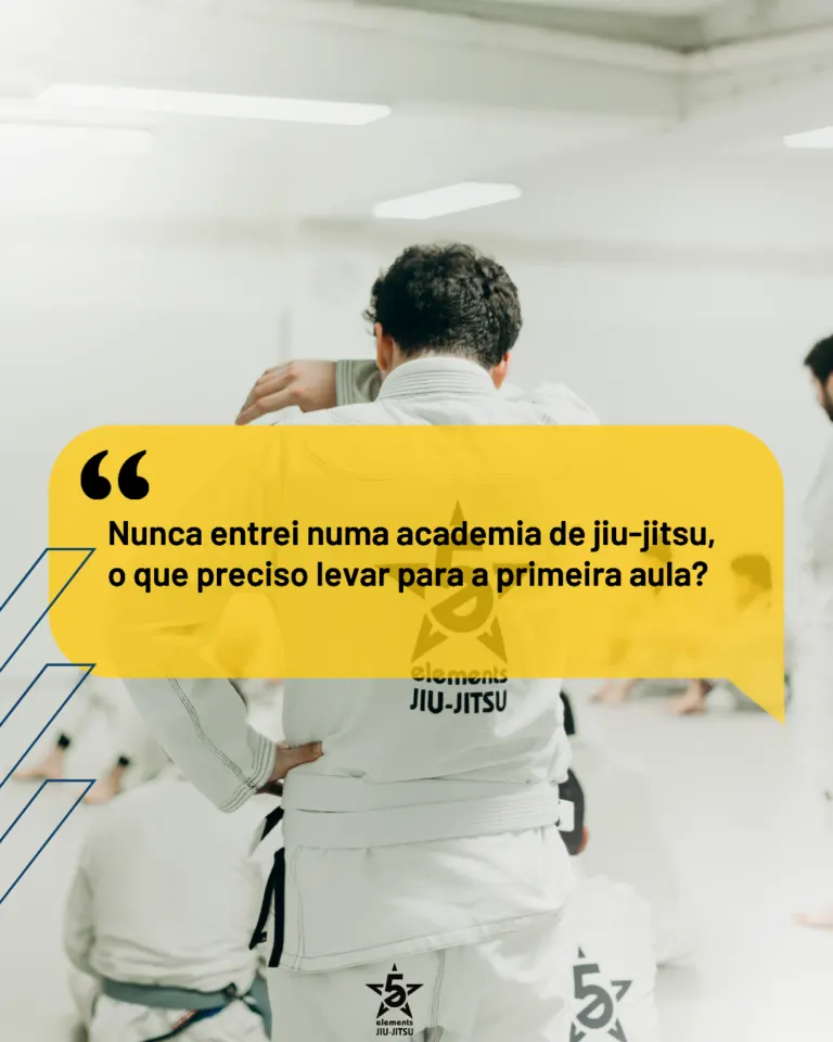 Instrutor de artes marciais em um dojo de jiu-jitsu diante de alunos, em uma aula prática, vestindo kimono branco com...