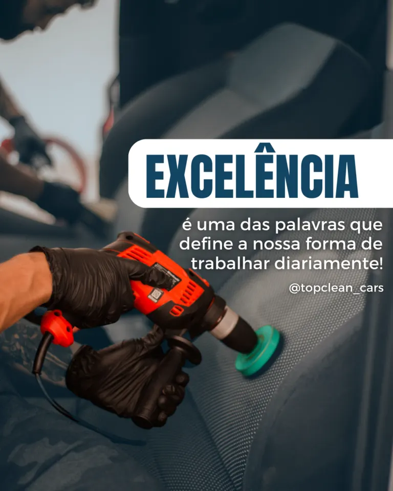 Pessoa utilizando uma lixadeira orbital para polir o estofado de um carro, com a marca de uma lixadeira visível na...
