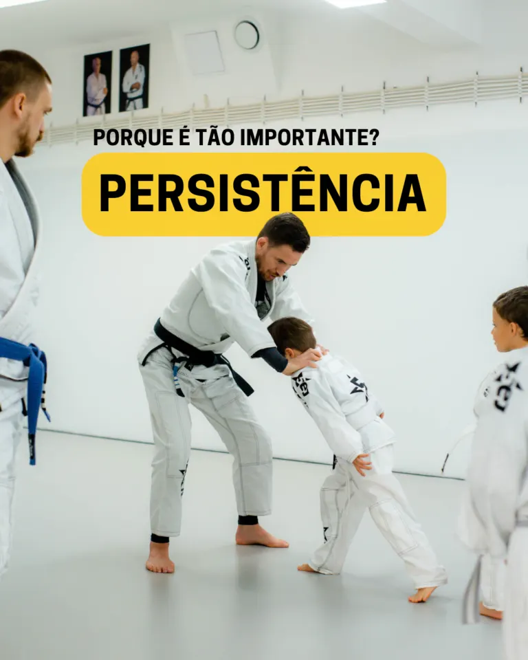 Instrutor de jiu-jitsu ensinando técnica a crianças na academia.