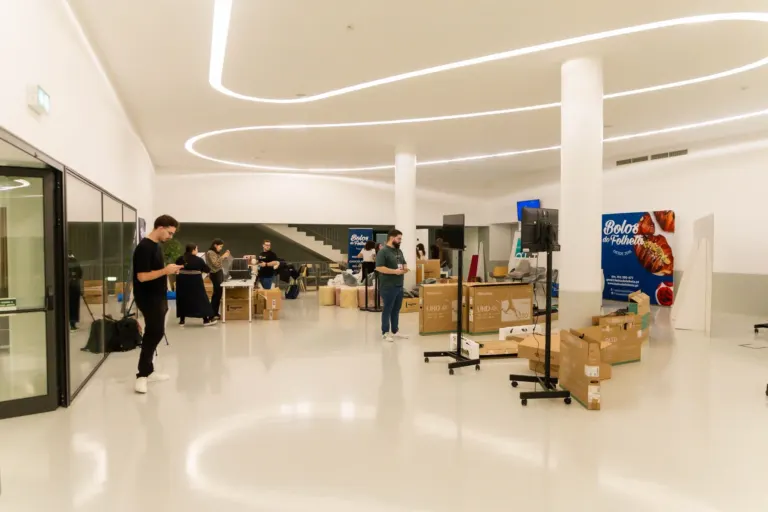 Pessoas organizando produtos e caixas em uma loja ou centro de distribuição moderna, com iluminação suave e design...
