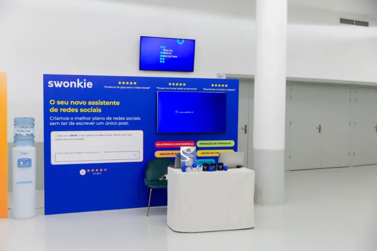 Painel azul com informações sobre um assistente de redes sociais chamado Swonkie, incluindo frases de avaliações, uma...