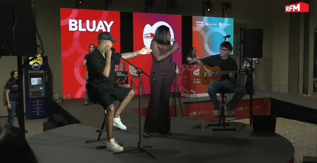 Stella no palco com Bluay, no Cais do Sodré, a 18 de setembro. Foto: RFM, via Tek Notícias.