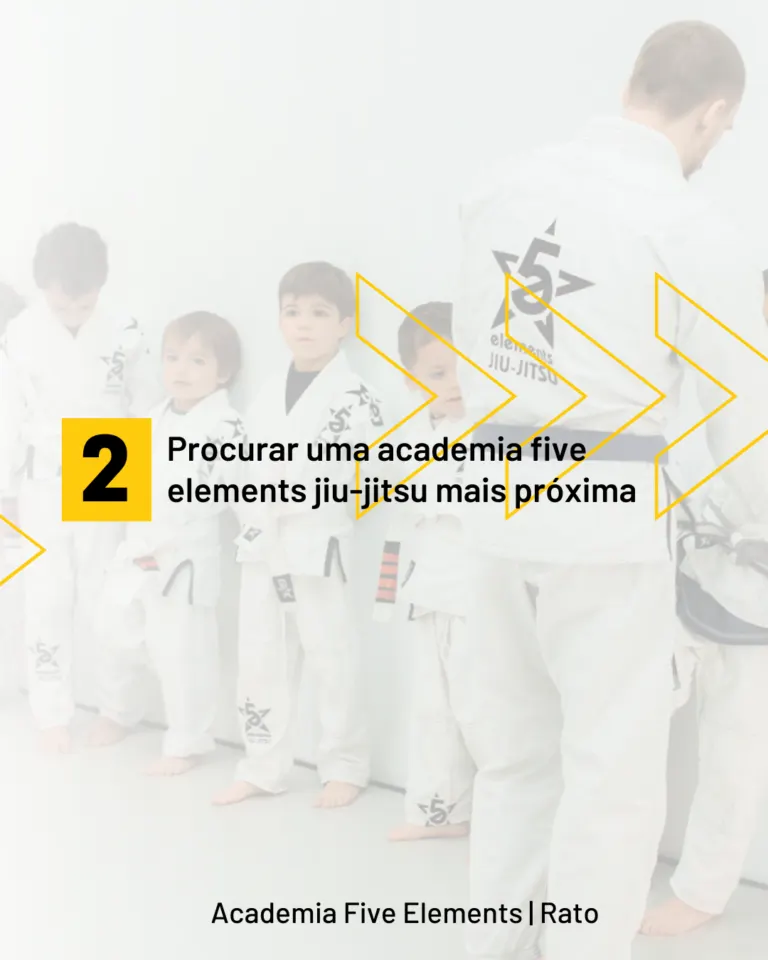 Crianças em uniformes de judô em uma academia, com uma instrutora ao fundo, em uma aula de jiu-jitsu.