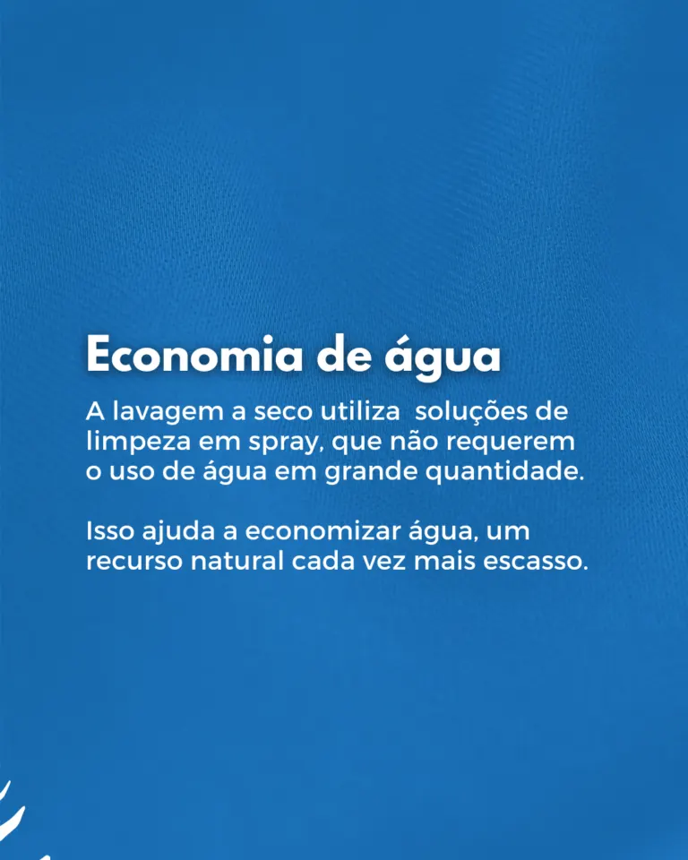 Texto sobre economia de água impresso em fundo azul, explicando o uso de soluções de limpeza em spray na lavagem a seco...